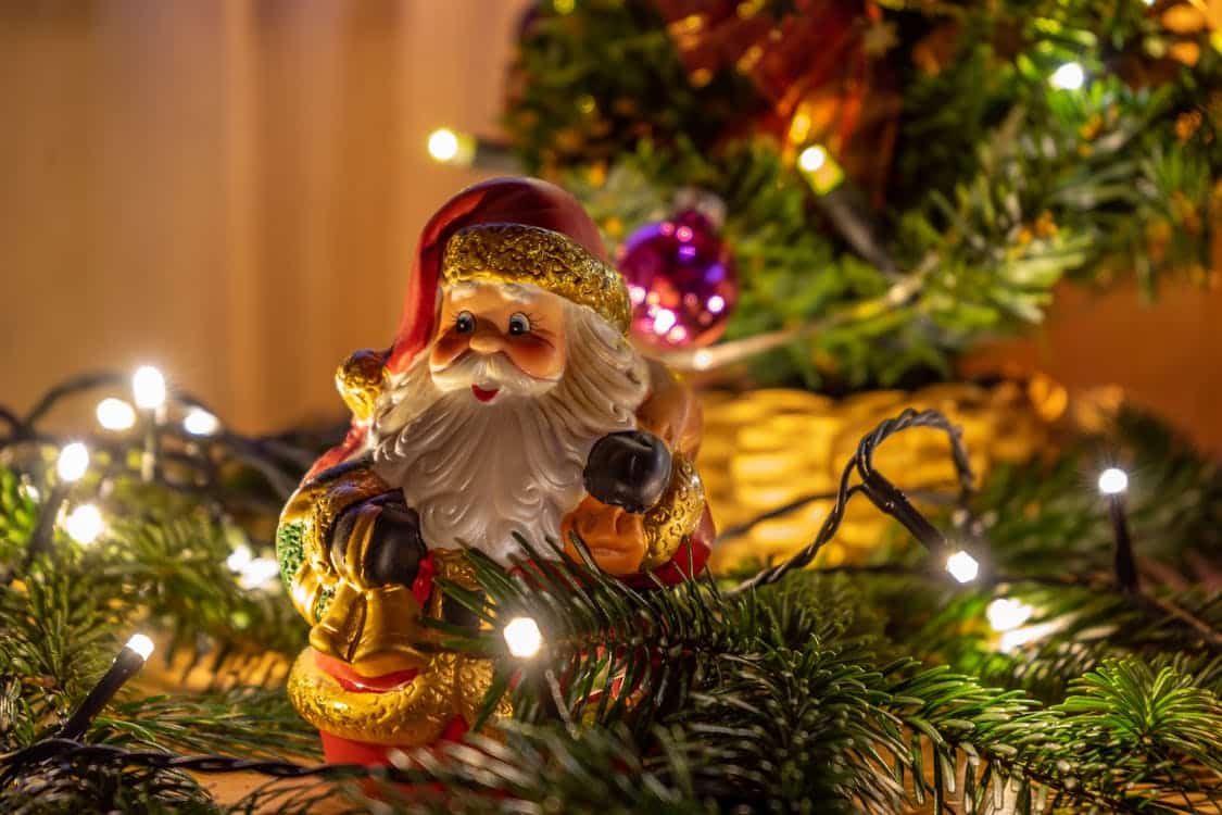 Nikolaus als Figur am Weihnachtsbaum