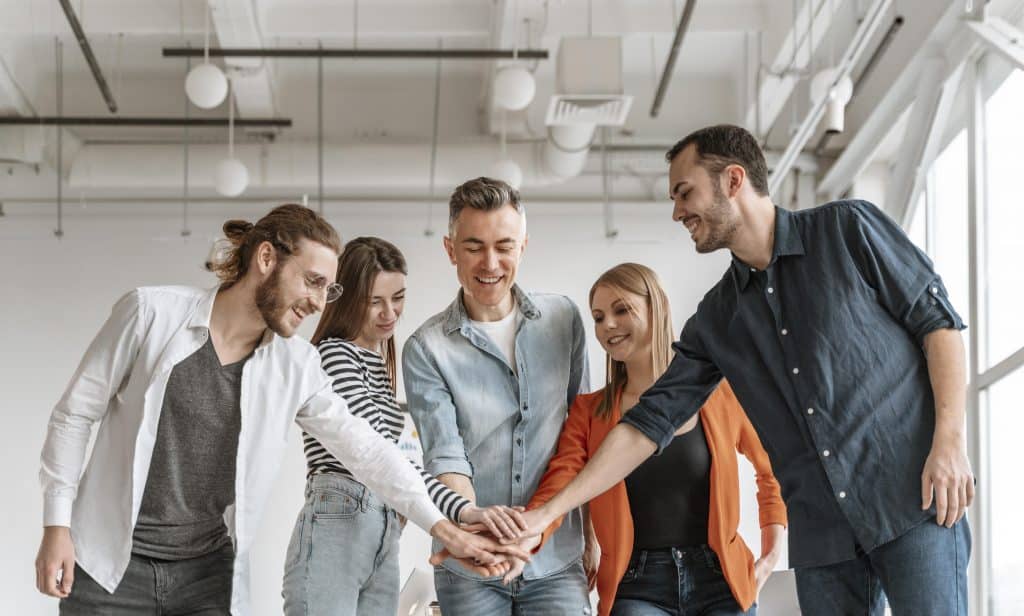 Veraenderungsprozesse gestalten-Veraenderung_geschaeftsleute-treffen-sich-im-buero-handshake_Freepik